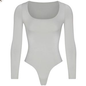 SKIMS NWT !! ESSENTIAL LONG SLEEVE SCOOP NECK BODYSUIT
